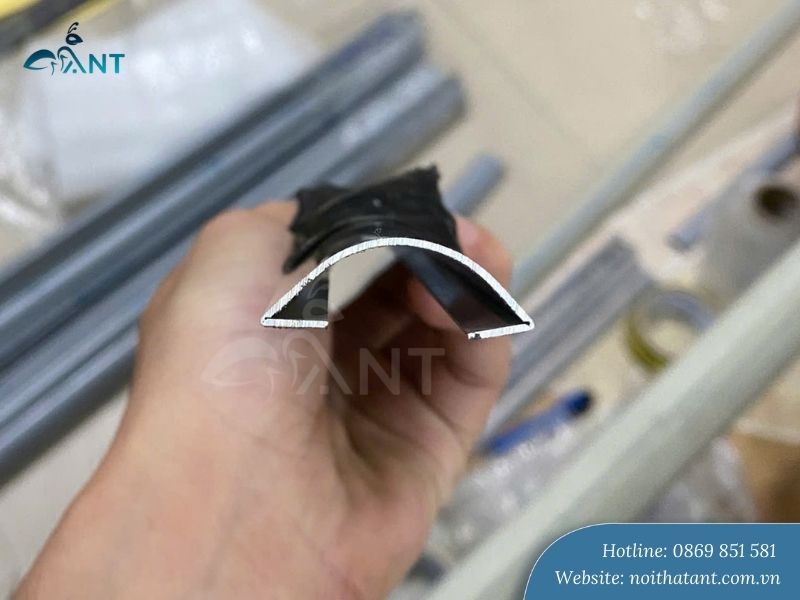 Bề mặt nẹp inox bán nguyệt