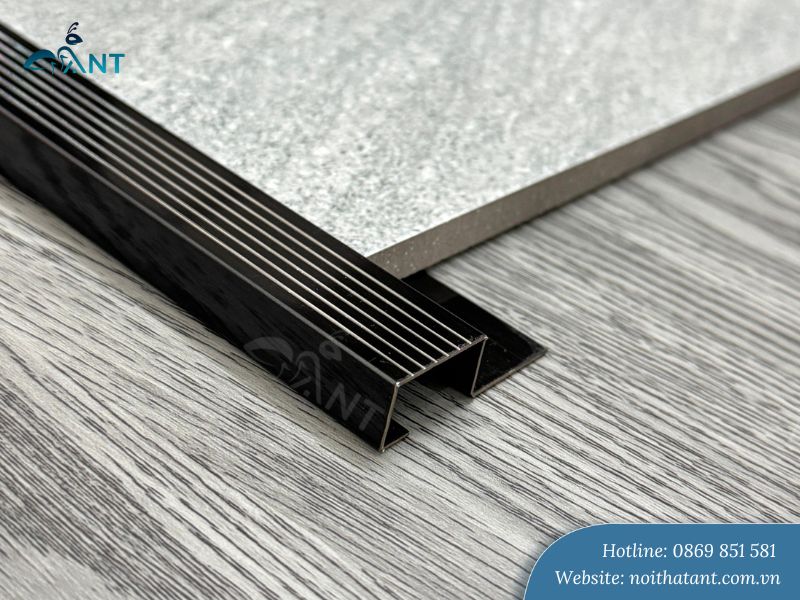 Nẹp inox chống trơn chữ U xẻ rãnh màu đen