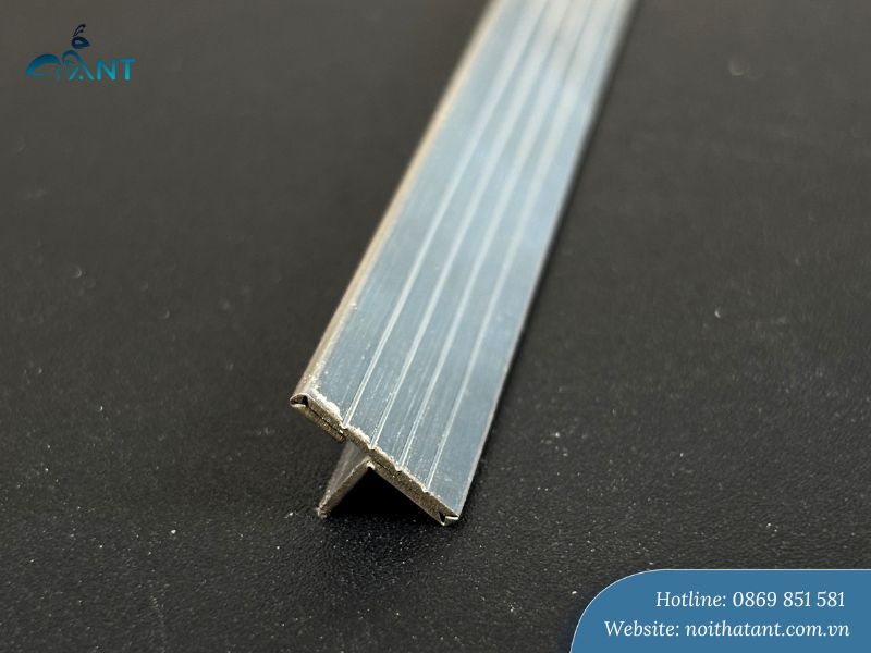 Nẹp inox chữ T có gân màu trắng