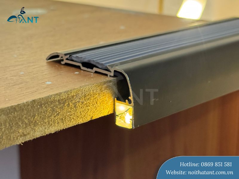 Nẹp nhôm chống trượt đèn led