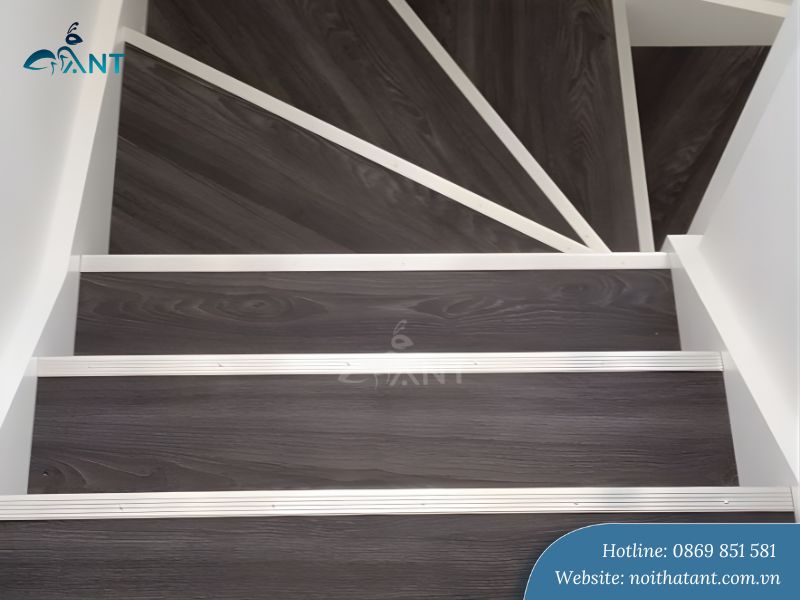 Ứng dụng nẹp inox chống trơn cầu than gỗ