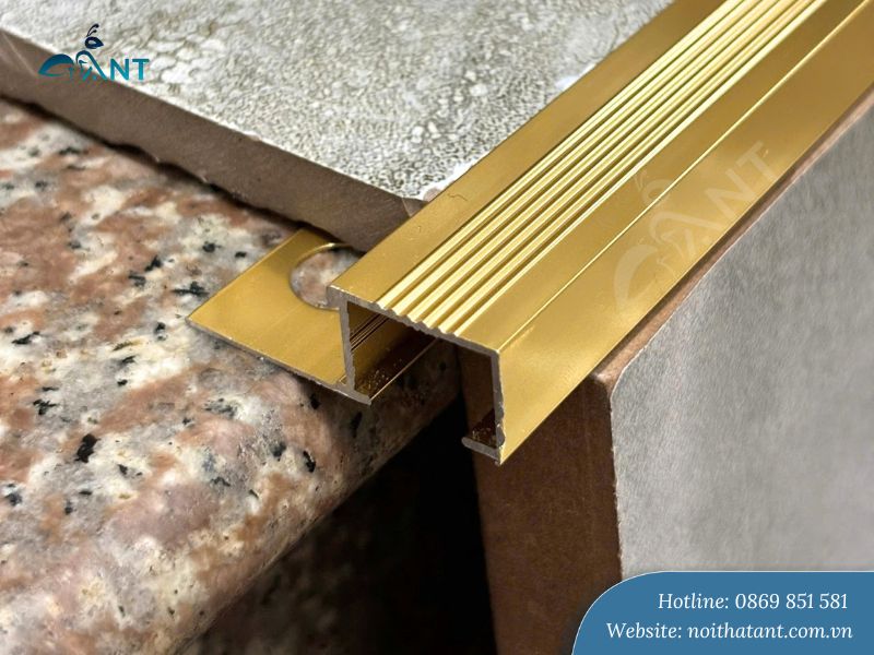 Nẹp cầu thang gạch P20 nhôm chống trượt màu vàng bóng
