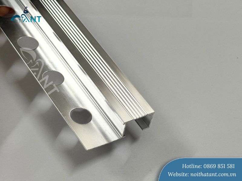 Nẹp cầu thang P20 nhôm chống trượt màu inox bóng