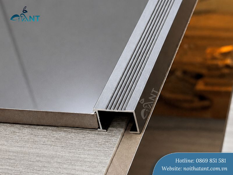 Nẹp nhôm chống trơn p20 cho cầu thang gạch đá