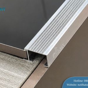 Nẹp nhôm P20 giá rẻ cho cầu thang gạch đá
