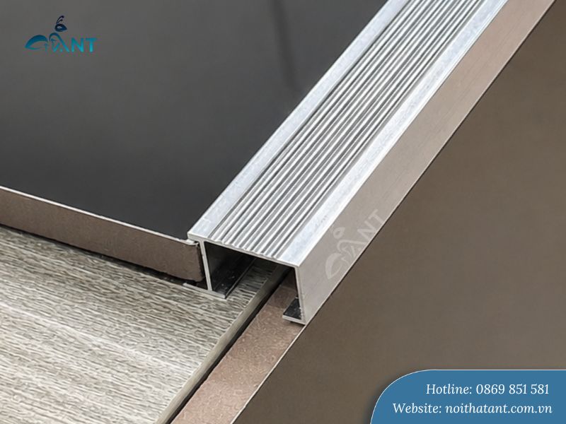 Nẹp nhôm P20 giá rẻ cho cầu thang gạch đá