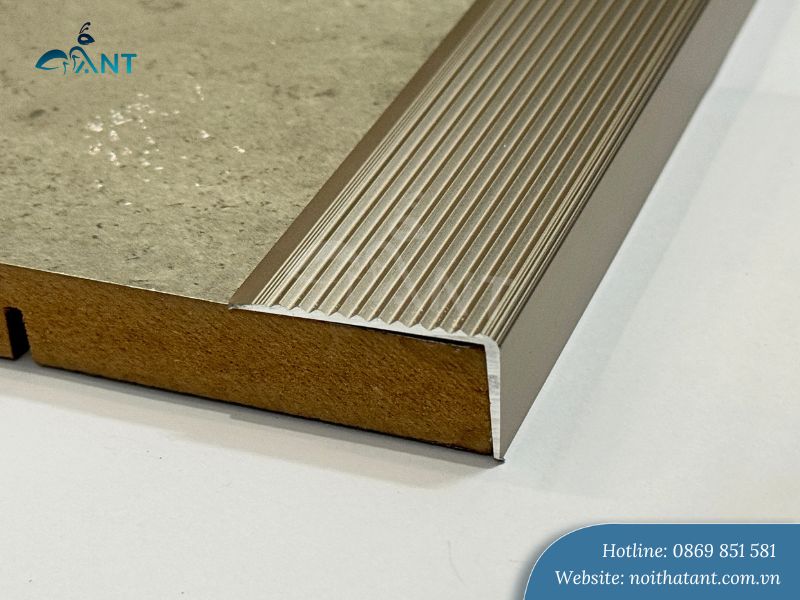 Nẹp nhôm chống trơn L40x20 màu sâm banh mờ