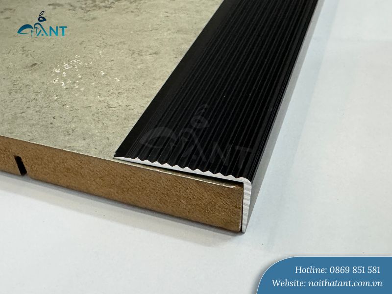 Nẹp nhôm chống trượt L40x20 gân màu đen mờ